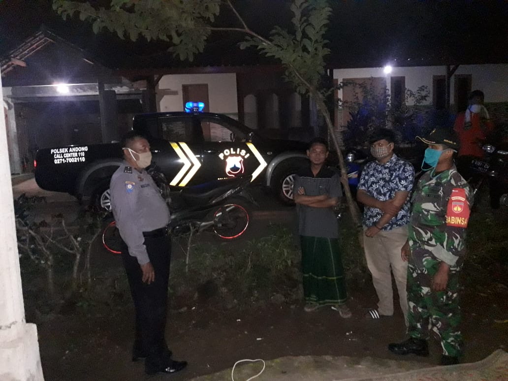 Bhabinkamtibmas Sambang Dan Mediasi Penutupan Jalan Poros Menuju Pasar