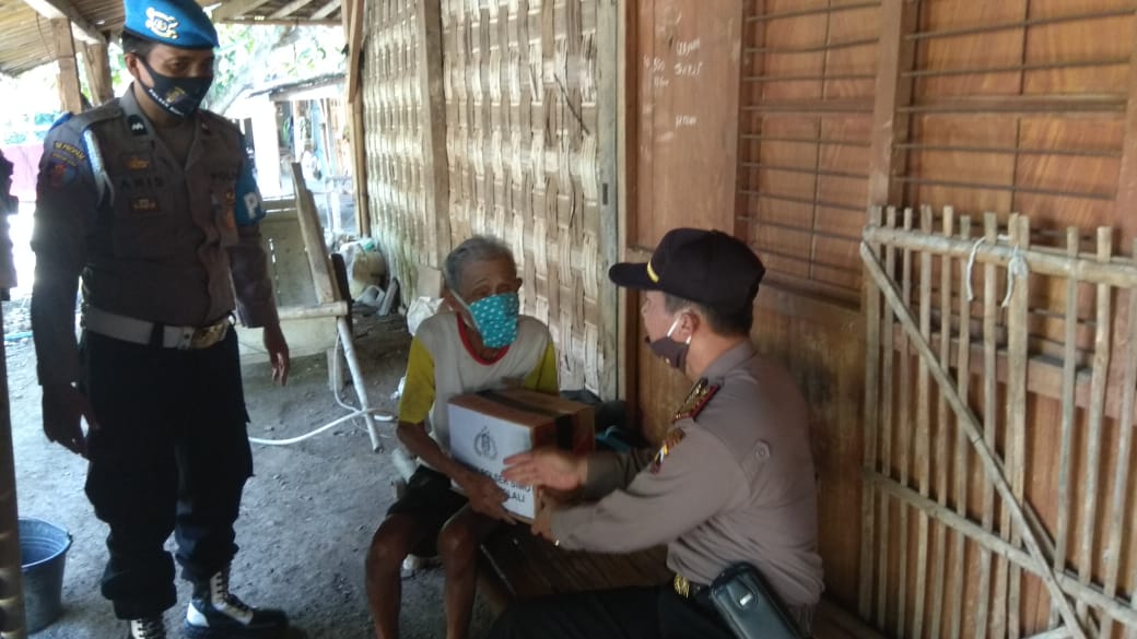 Bhati Sosial Polsek Simo Berbagi Paket Sembako Kepada Warga Terdampak Covid 19.