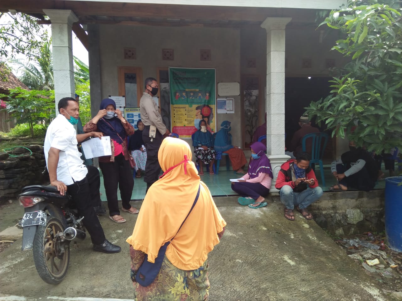 Bhabinkamtibmas Polsek Wonosegoro Polres Boyolali Dampingi Pembagian Bantuan BLT DD Desa Garangan Wonosamudro.
