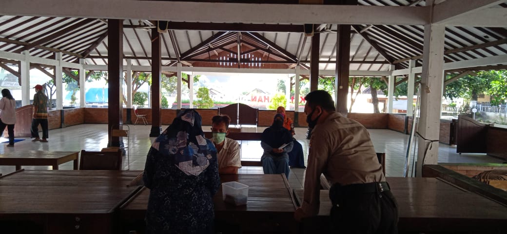 Polres Boyolali Kawal Pembagian BLT Tambahan  Tahap 2  Tahun 2020 dari Dinas Sosial Kabupaten Boyolali