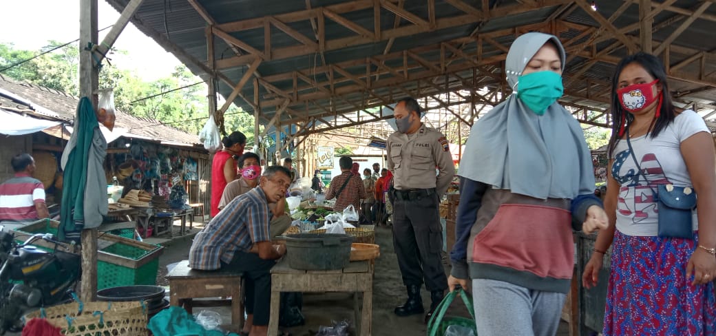 DI TENGAH PANDEMI COVID 19,BHABINKAMTIBMAS POLRES BOYOLALI HIMBAU WARGA DAN PEDAGANG PASAR TRADISIONAL PENGGUNG BOYOLALI
