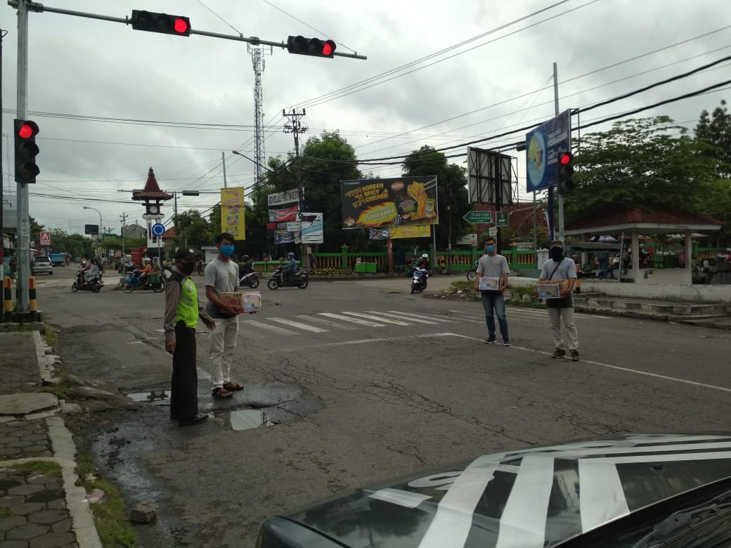 KEGIATATAN BERBAGI KASIH PENGGALANGAN DANA ” ADINDA  PUTRI RAHMADHANI ” DI PEREMPATAN TUGU JAM SAMBI  DI KAWAL POLRES BOYOLALI