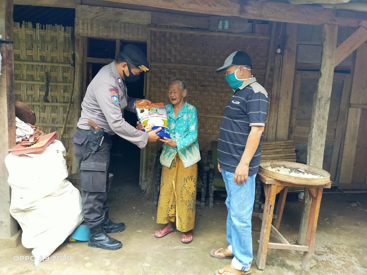 Gerakan Bhakti Sosial Polres Boyolali Peduli Covid-19 Salurkan Paket Sembako Kepada Warga Kurang Mampu Terdampak Covid-19