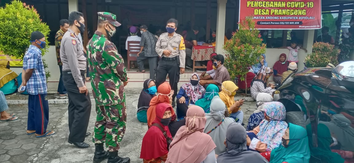 Polsek Andong Polres Boyolali Sinergi Dengan Koramil Dan Pemdes Pengamanan Pembagian BST Serentak