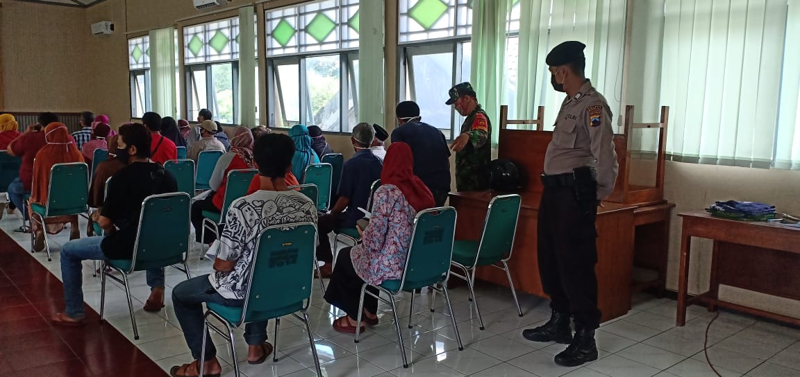BHABINKAMTIBMAS POLRES BOYOLALI MONITORING PENYALURAN BANTUAN SOSIAL TUNAI TAHAP DUA TAHUN 2020 WARGA TERDAMPAK COVID 19