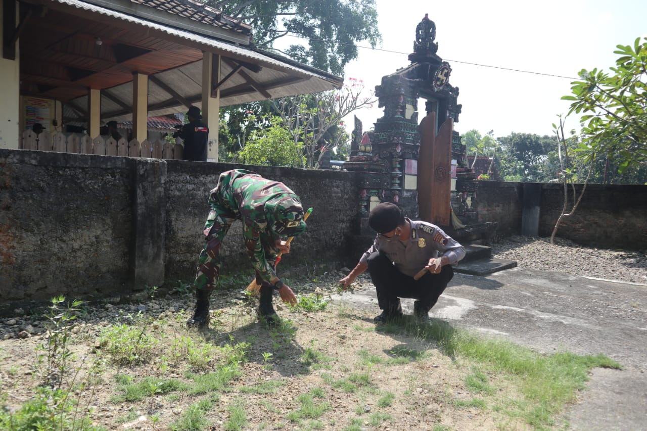 Polres Boyolali Melalui Polsek Juwangi Baksos  Di Tempat Ibadah Umat Hindu