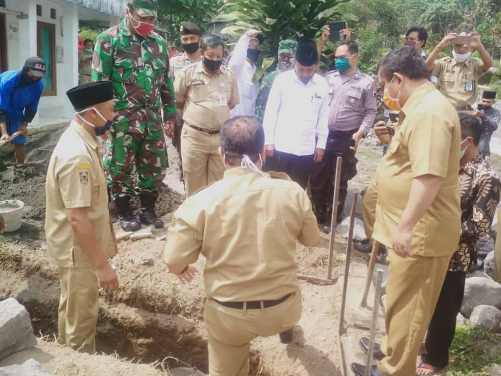 Polres Boyolali Monitoring Peletakan Batu Pertama Pembangunan Mushola di Tempat Penampungan Pengungsian Sementara (TPPS) Desa Tlogolele Kecamatan Selo