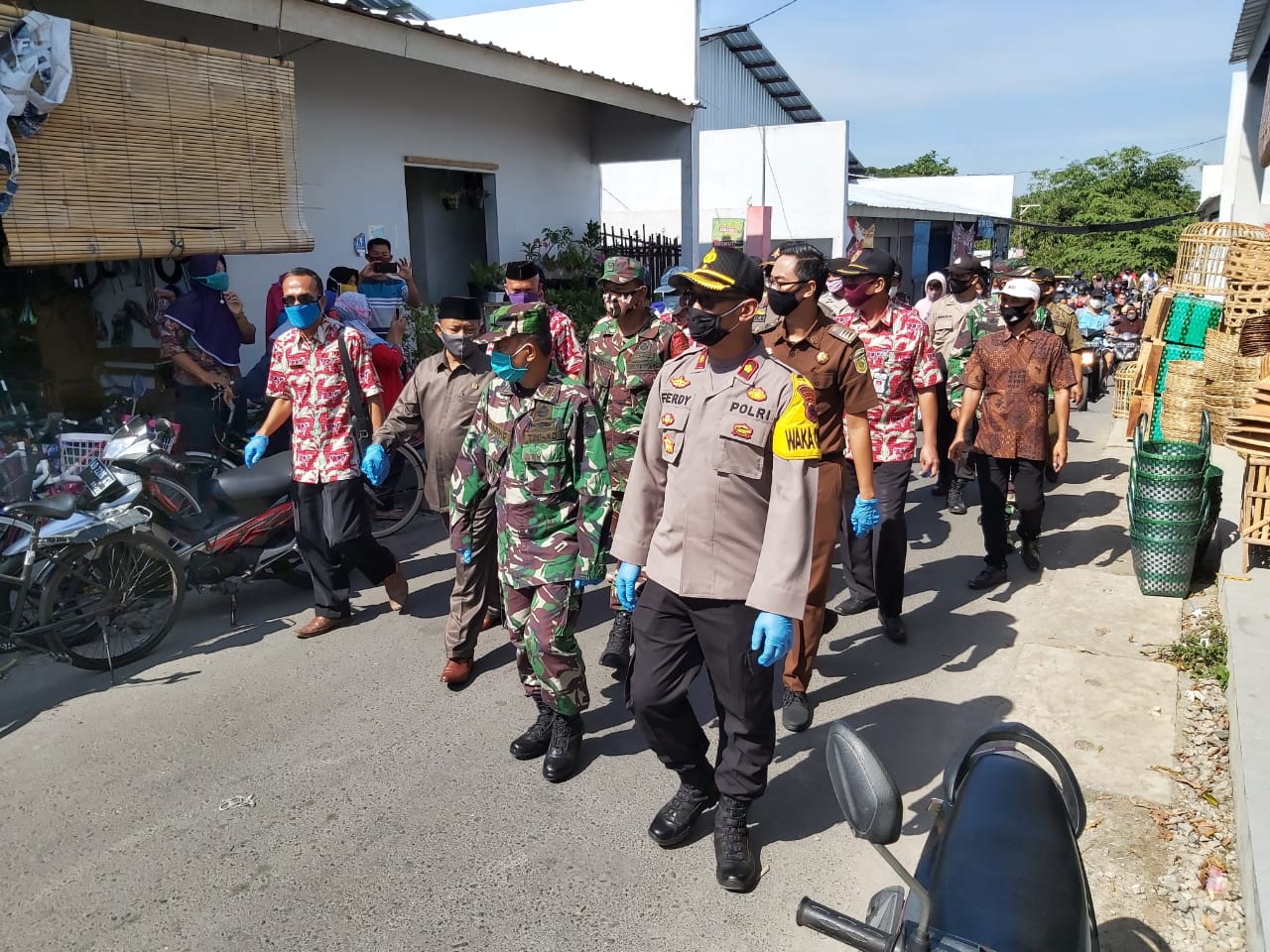 Polres Boyolali Kawal Kunjungan Dan Pemantauan Tim Kabupaten Boyolali Di Pasar Pengging Banyudono, Boyolali