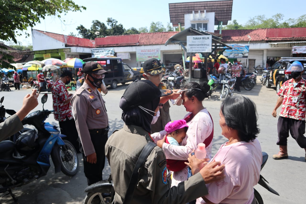 Polres Boyolali , Warga Pasar Juwangi Dihebohkan Dengan Kedatangan Tim Satgas Covid-19