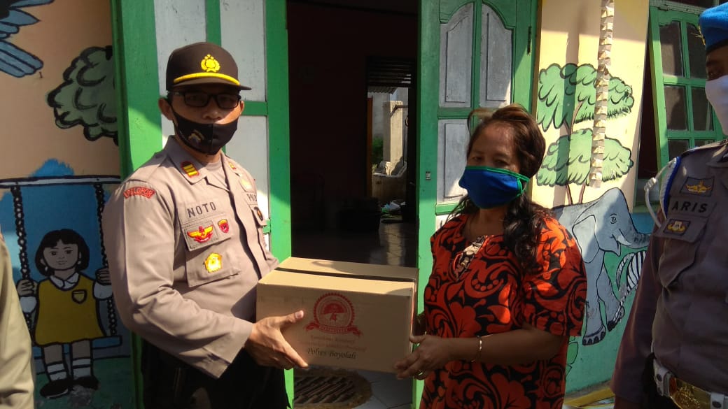 Bhakti Sosial Berbagi Paket Sembako Kepada Warga kurang Mampu Oleh Polsek Simo Dalam Rangka HUT BHAYANGKARA KE-74 TAHUN 2020.