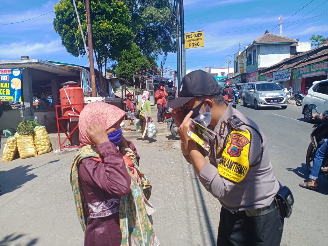 Polres Boyolali Bersama Relawan Bagikan Masker Kepada Masyarakat