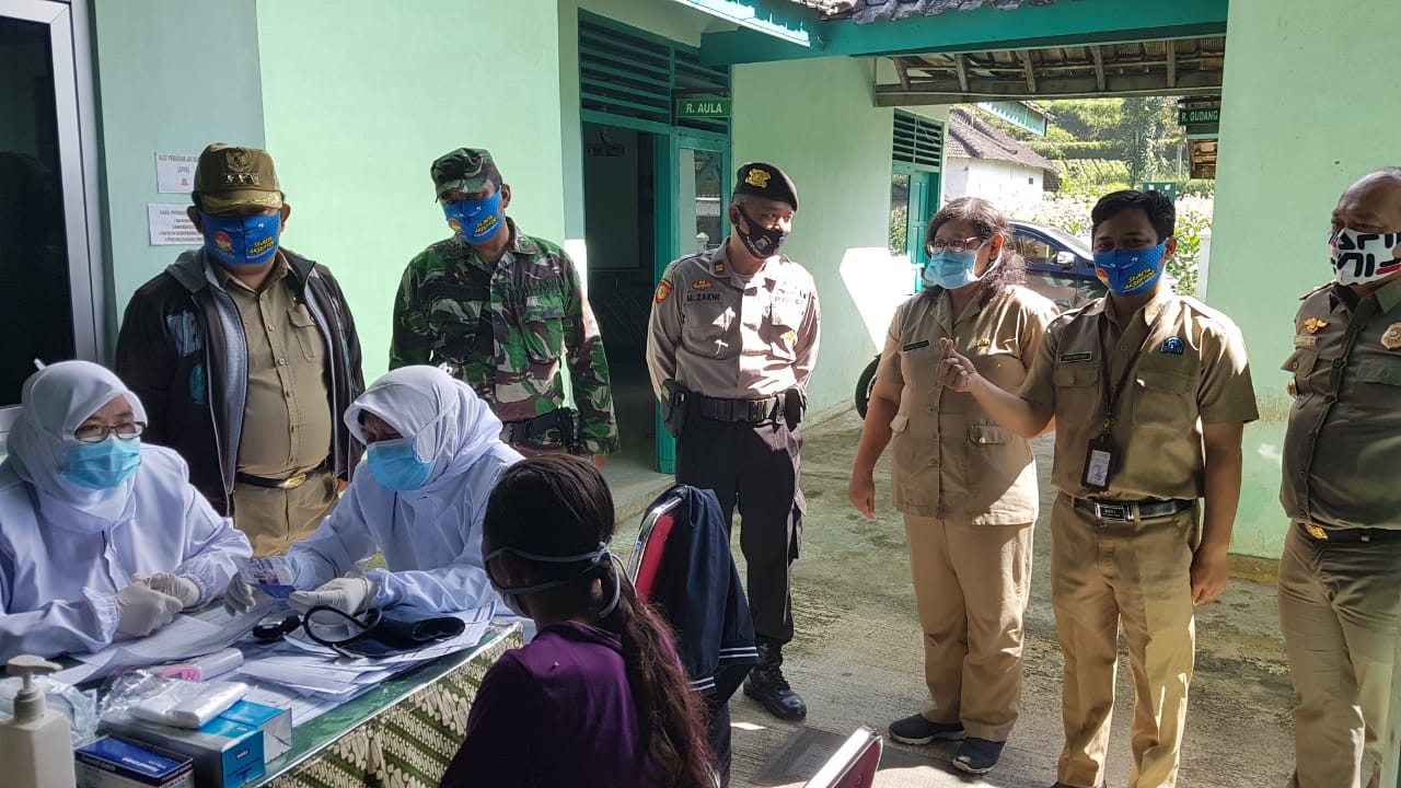 Polres Boyolali Monitoring Pemasangan INPLAN Massal Dalam Rangka Hari Keluarga Nasional di Puskesmas Selo