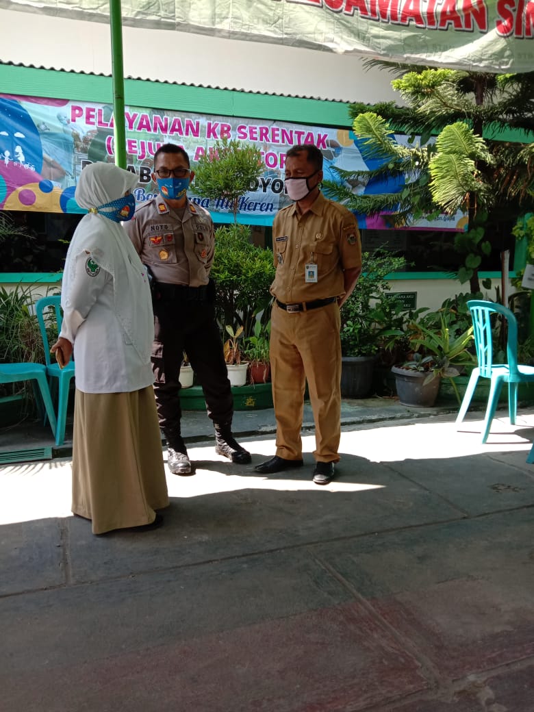 Polres Boyolali Pengamanan Kegiatan Pelayanan KB Serentak (Sejuta Akseptor) Kabupaten Boyolali di Puskesmas  Simo