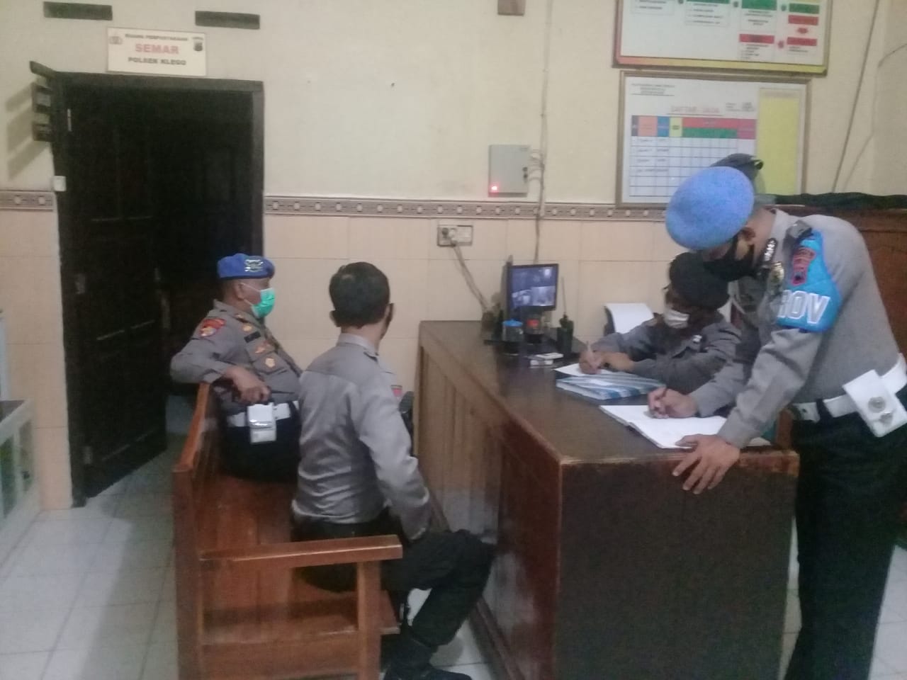 Tingkatkan Pengawasan Disiplin Anggota Polri , Propam Polres Boyolali Datangi Polsek Jajaran Di Malam Hari