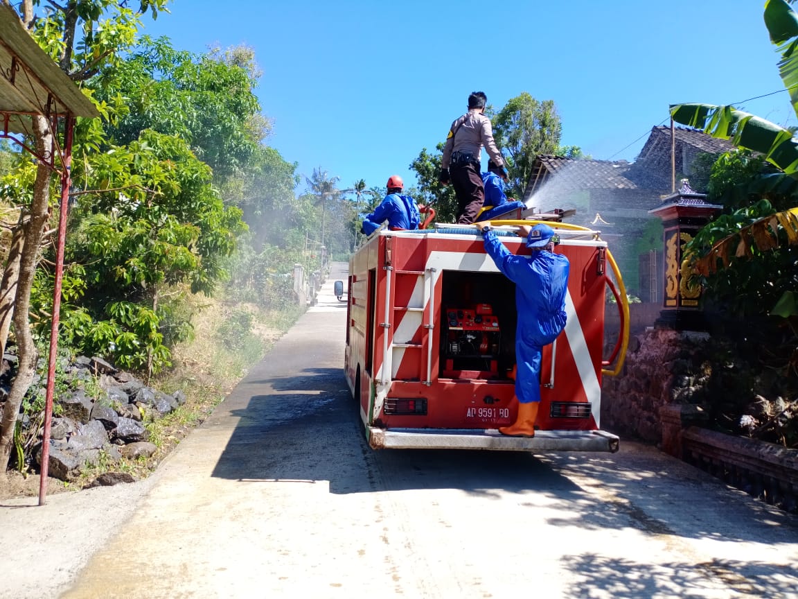 Bhabinkamtibmas Polsek Cepogo Polres Boyolali Mengikuti Penyemprotan Disinfektan Pencegahan Penularan Covid-19