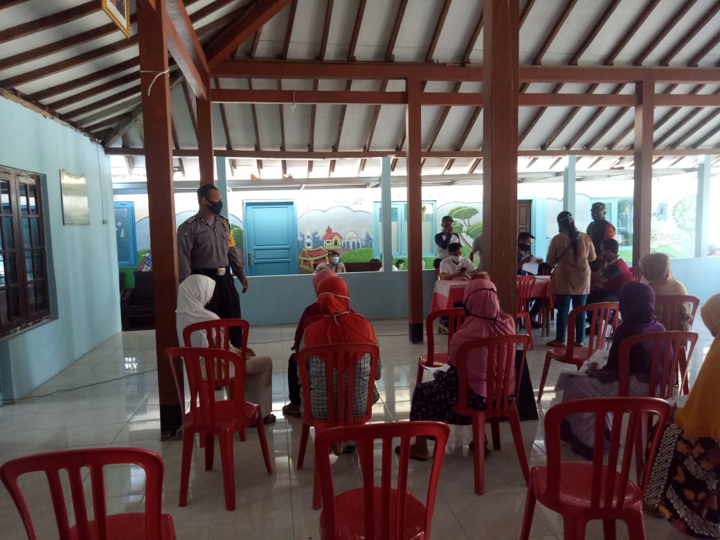 BABINKAMTIBMAS DAN BABINSA PANTAU PENYALURAN BLT TAHAP VI DI BALAI DESA TROSOBO KEC. SAMBI, KAB. BOYOLALI