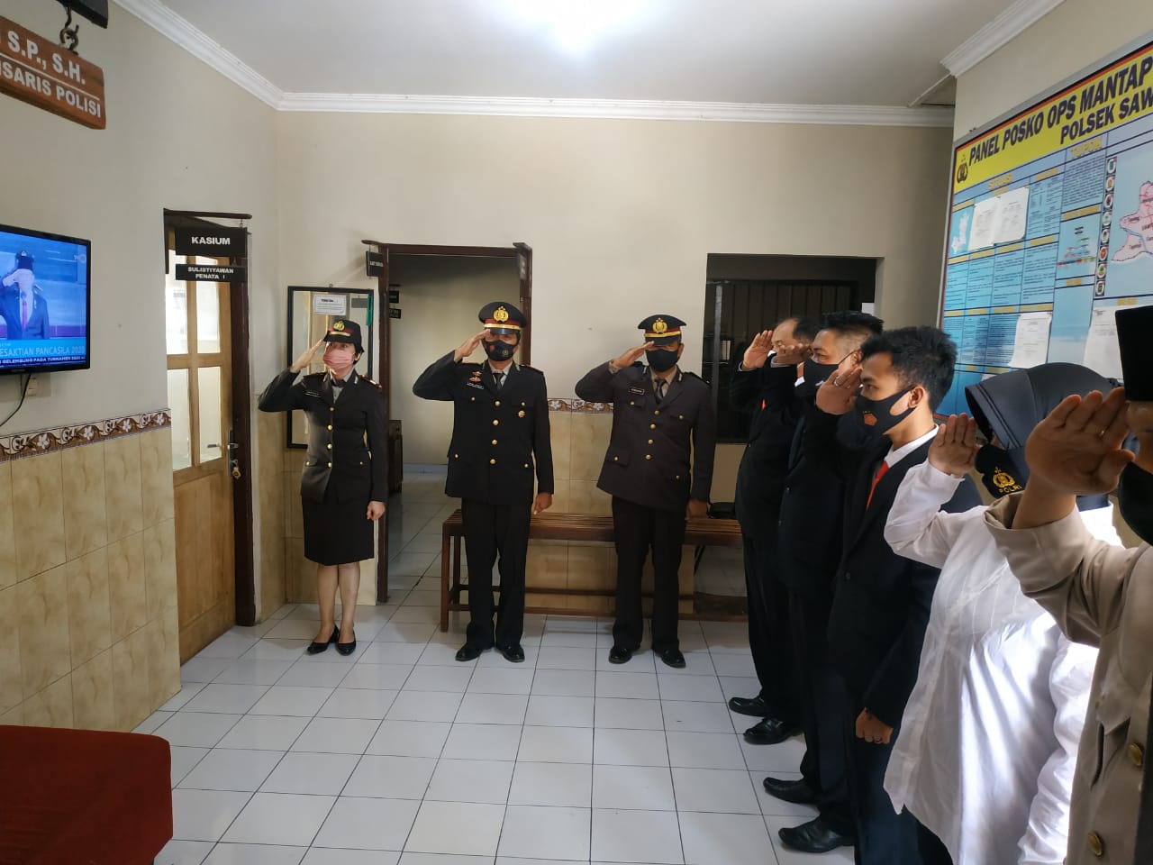 POLSEK SAWIT IKUTI UPACARA PERINGATAN HARI KESAKTIAN PANCASILA 1 OKTOBER 2020 SECARA VIRTUAL MEDIA TELEVISI