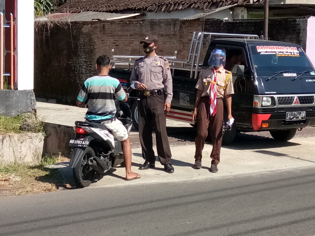 Polsek Mojosongo Pendampingan Pramuka Ranting Mojosongo Polres Boyolali Peduli Wabah Covid-19 Dengan Membagikan Masker Kepada Warga Masyarakat