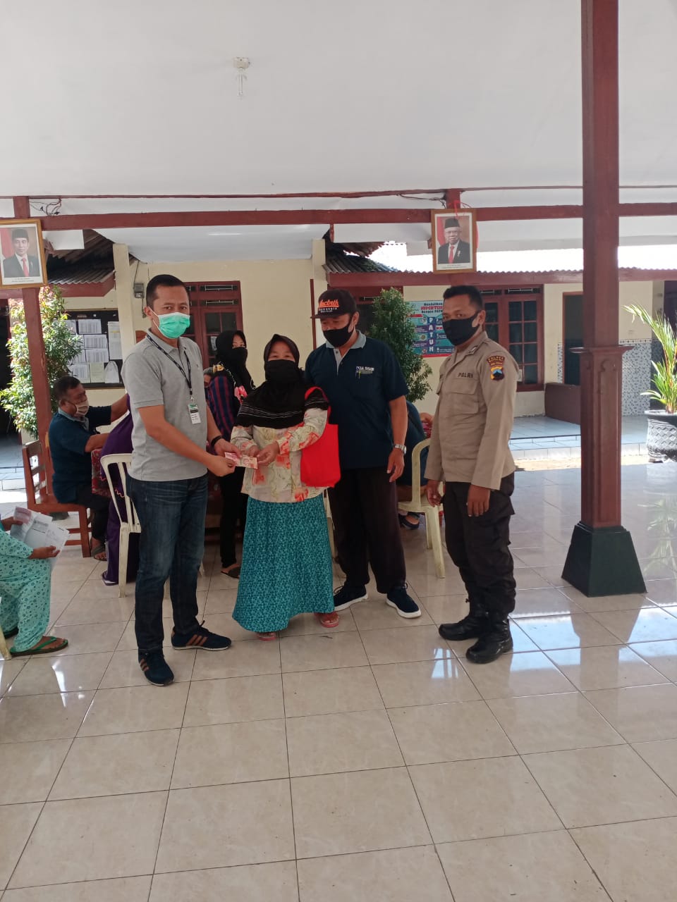 BABINKAMTIBMAS BRIPKA SLAMET PANTAU DAN MONITOR PEMBAGIAN DANA JPS (JARING PENGAMAN SOSIAL) SUMBER DANA APBD KAB. BOYOLALI TAHUN 2020 DESA SAMBI