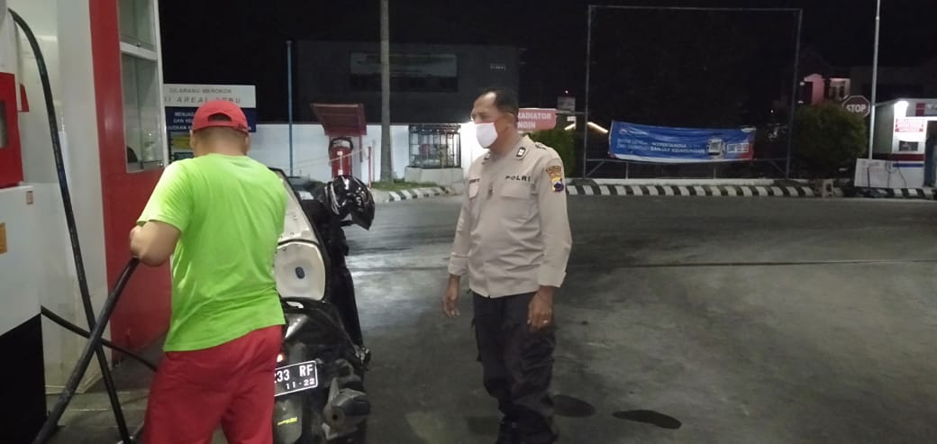 Anggota Polsek Andong  Polres Boyolali Sambangi SPBU Mojo Dalam Patroli Cipta Kondisi Pandemi Covid-19