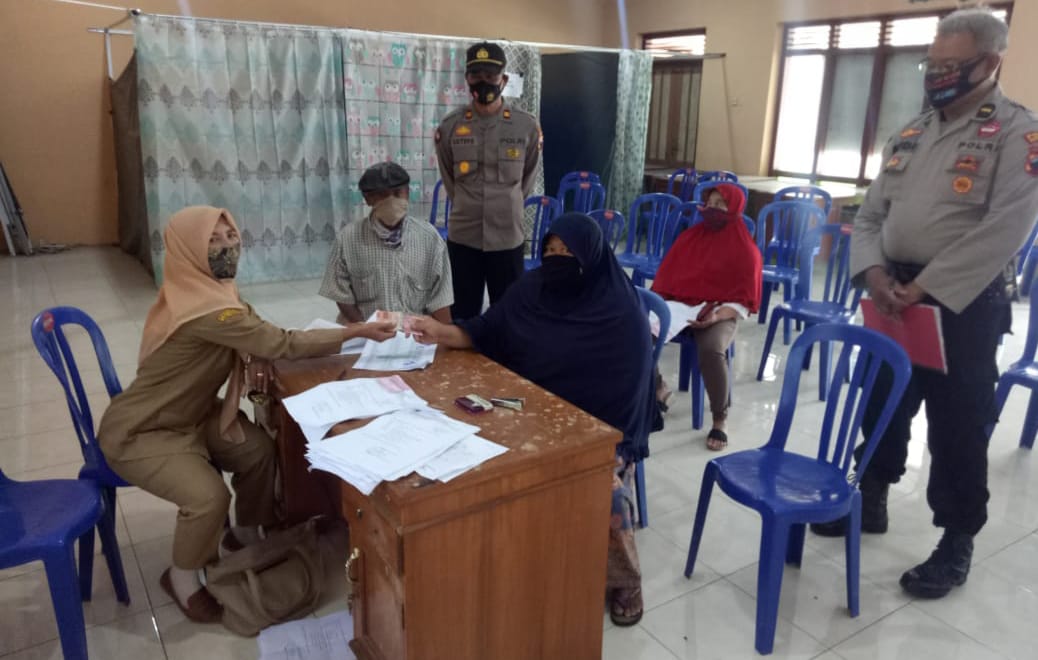 Kapolsek Musuk Polres Boyolali Pantau Penyaluran Bansos JPS Dari Kabupaten Boyolali Diwilayah Kecamatan Musuk