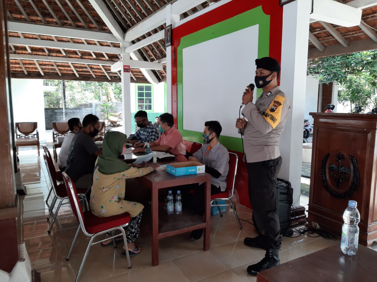 Polres Boyolali Melalui Bhabinkamtibmas Polsek Klego Kawal Penyaluran Bantuan Sosial Tunai ( BST ) Di Wilayah Klego Kabupaten Boyolali