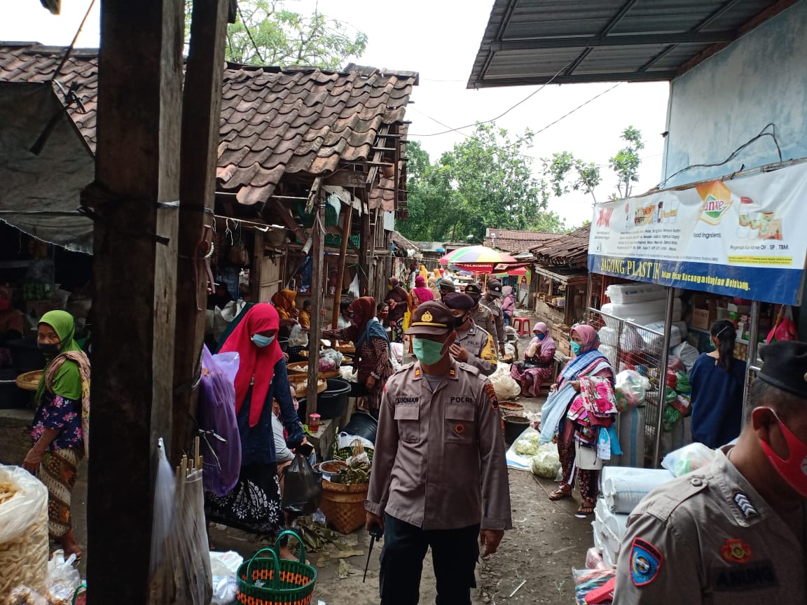 Polres Boyolali Melalui Kapolsek Andong  Edukasi Pencegahan Covid-19 Dipasar Kacangan Dengan Jalan Kaki