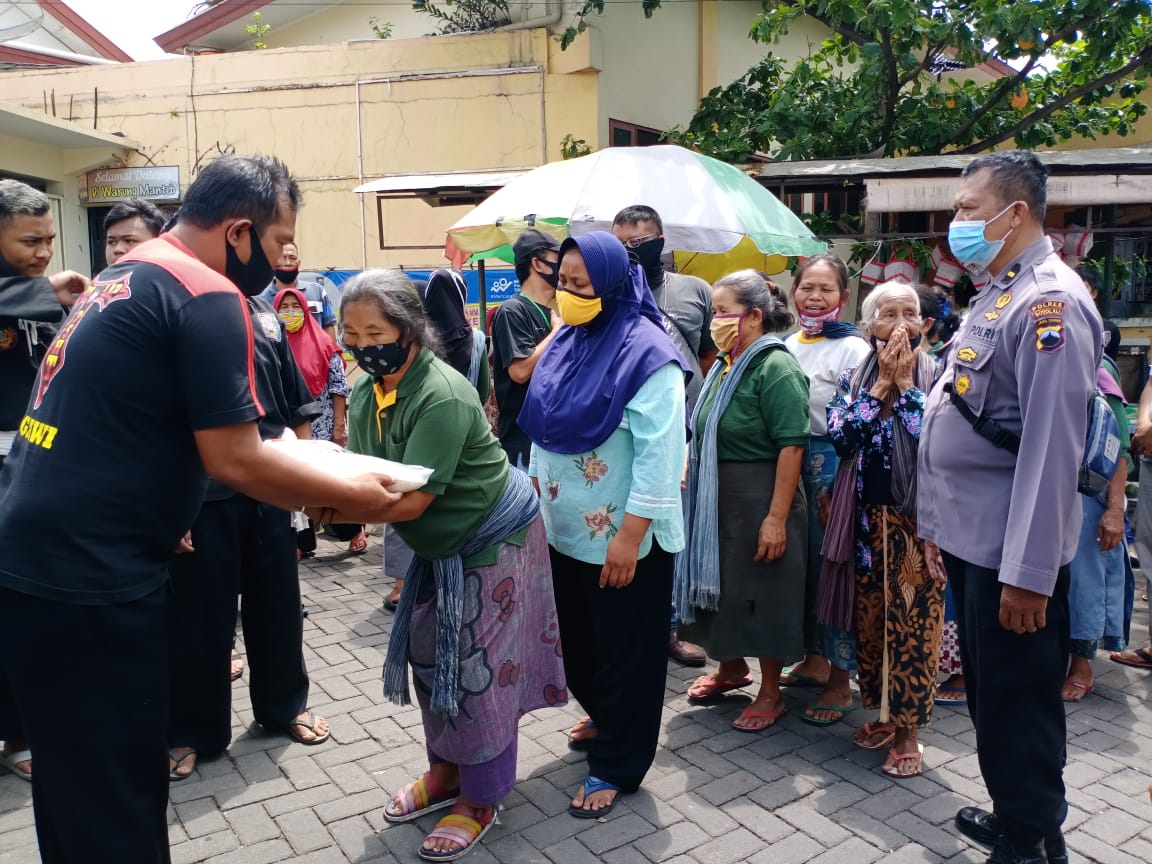Polres Boyolali Melalui Polsek Boyolali Kota Amankan Pembagian Baksos di Pasar Tradisional Boyolali