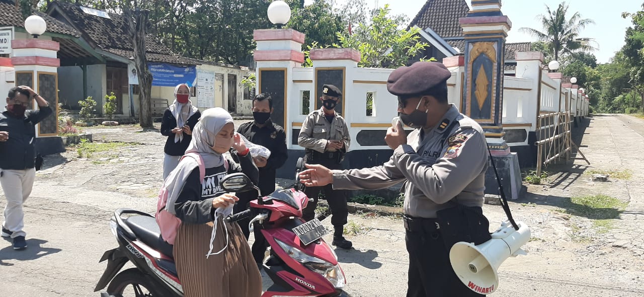 Menuju Kebiasaan Baru, Wakapolsek Nogosari Polres Boyolali Himbau Warga Di Pasar Dan Tempat – Tempat Keramaian