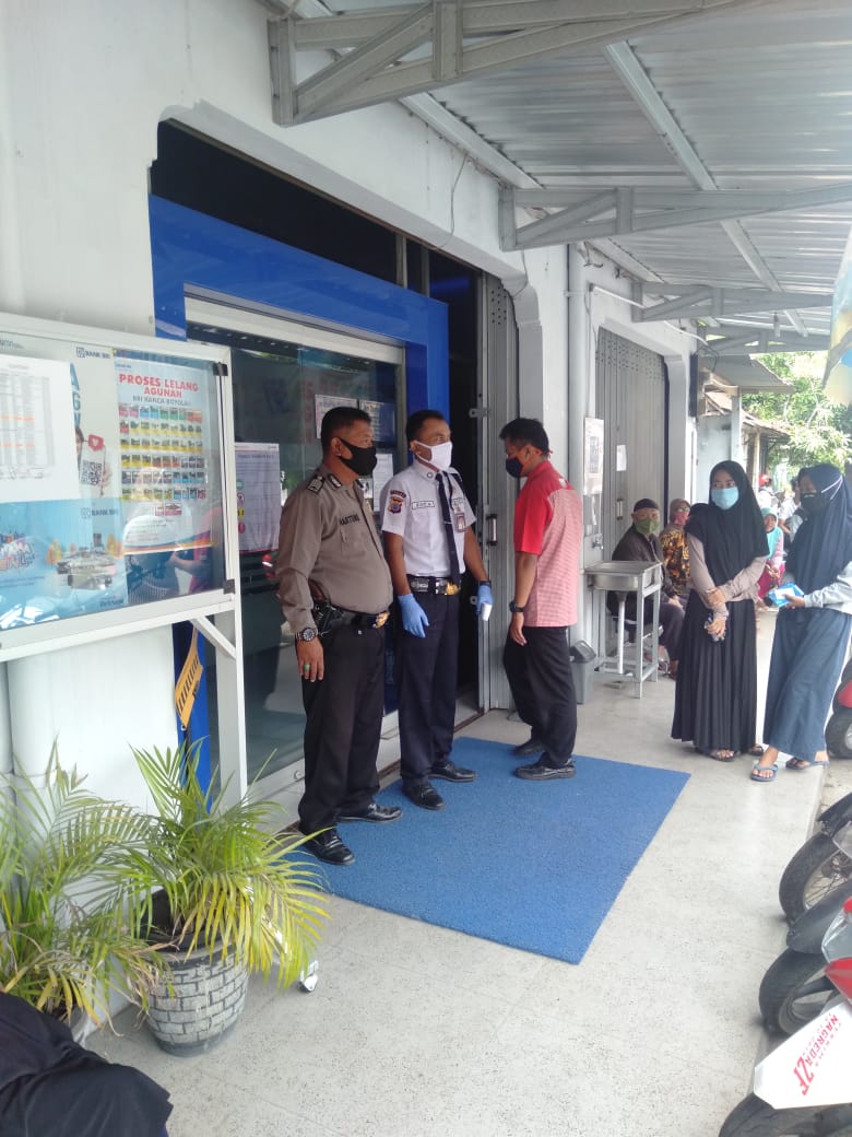 Patroli Polsek Nogosari Polres Boyolali Berikan Himbauan Kamtibmas Pada Nasabah Bank