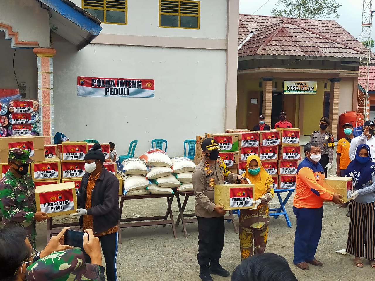 KUNJUNGAN KERJA KE  KAPOLDA JAWA TENGAH DI TEMPAT PENAMPUNGAN PENGUNGSIAN SEMENTARA DESA TLOGOLELE KECAMATAN SELO KABUPATEN BOYOLALI