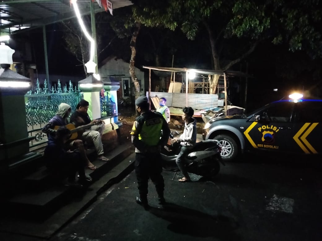 Patroli Polsek Cepogo Berikan Himbauan Kamtibmas dan Protokoler Kesehatan Kepada Warga