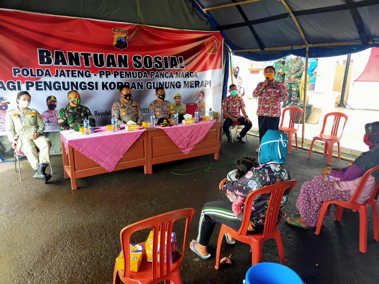 Kunjungan Kerja Dir Binmas Polda Jateng Dalam Rangka Penyerahan Bansos Bersama Pemuda Panca Marga Untuk Pengungsi Korban Erupsi Gunung Merapi