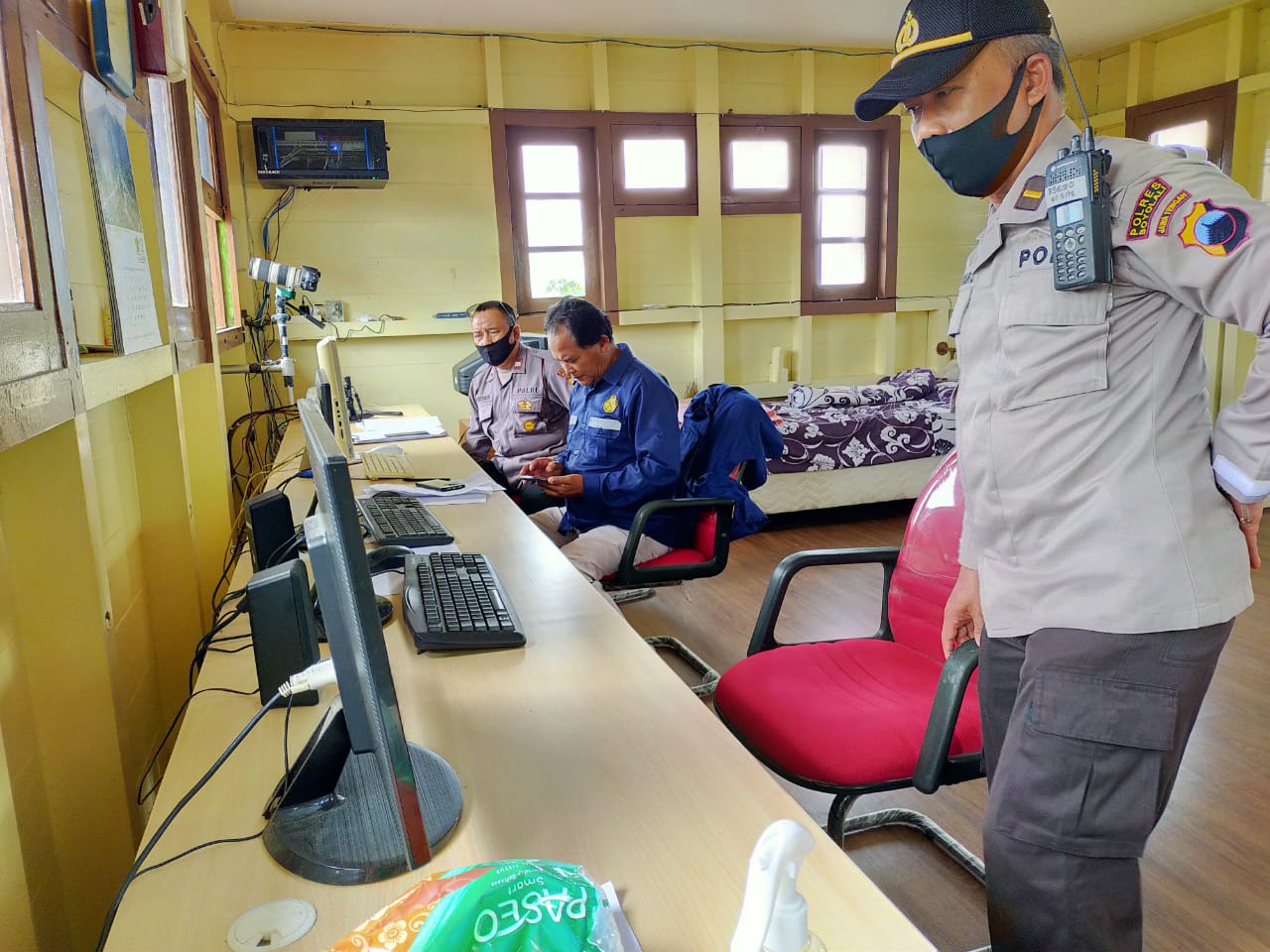 Polsek Selo Polres Boyolali Koordinasi Dengan Petugas Pengamatan Gunung Merapi ( UGA II ) Desa Jrakah Kecamatan Selo