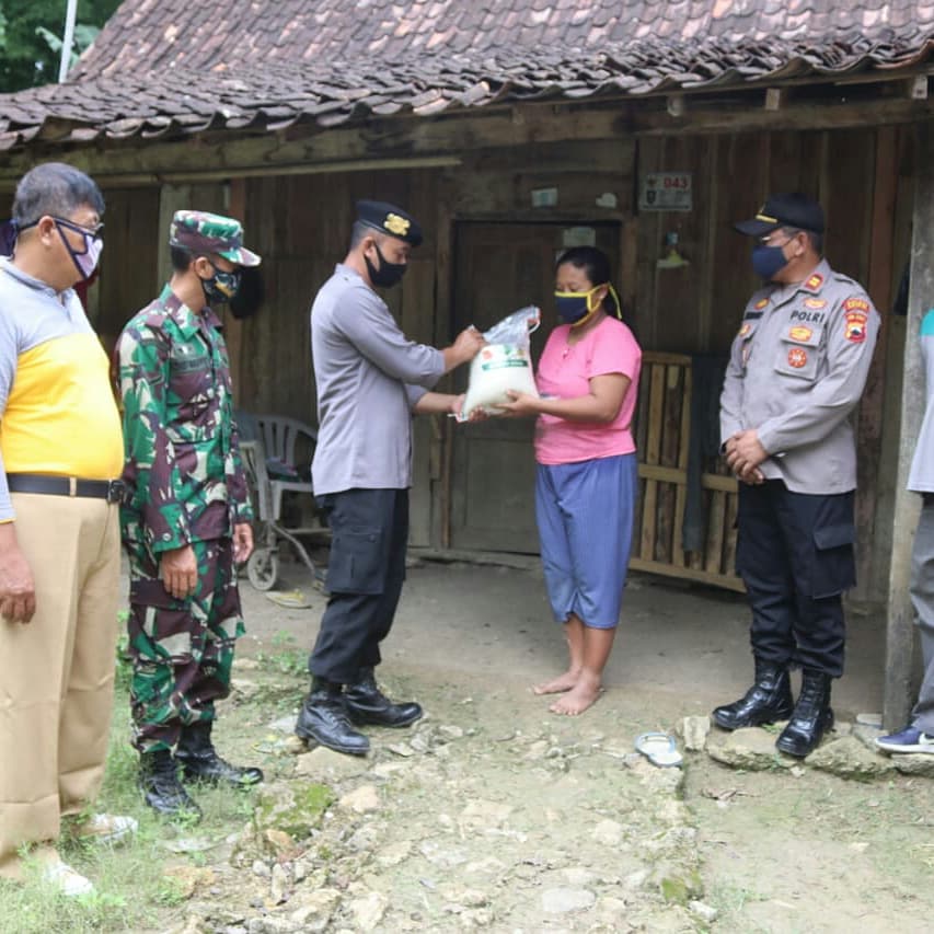 Kapolsek Juwangi Polres Boyolali Serahkan Baksos untuk Masyarakat Terdampak Covid-19