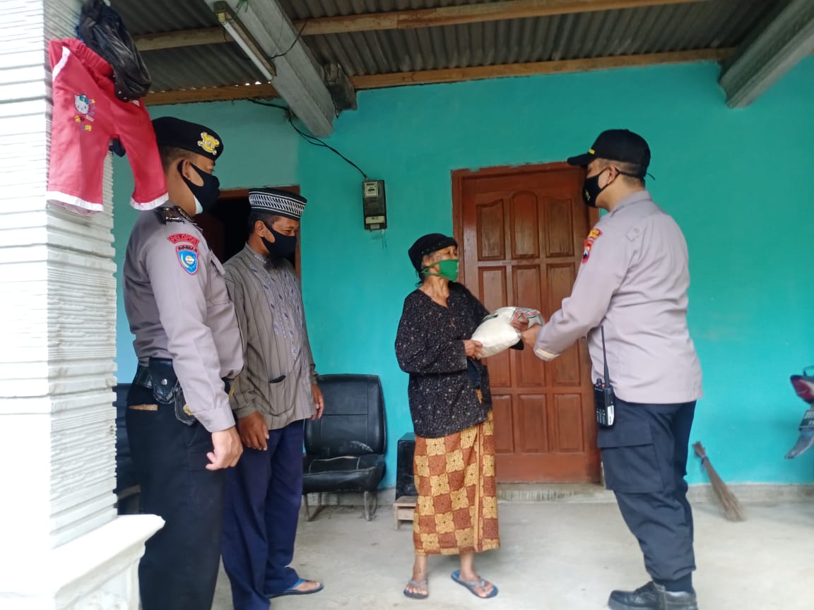 Kapolsek Cepogo Polres Boyolali Bansos Kepada Warga Terdampak Covid-19