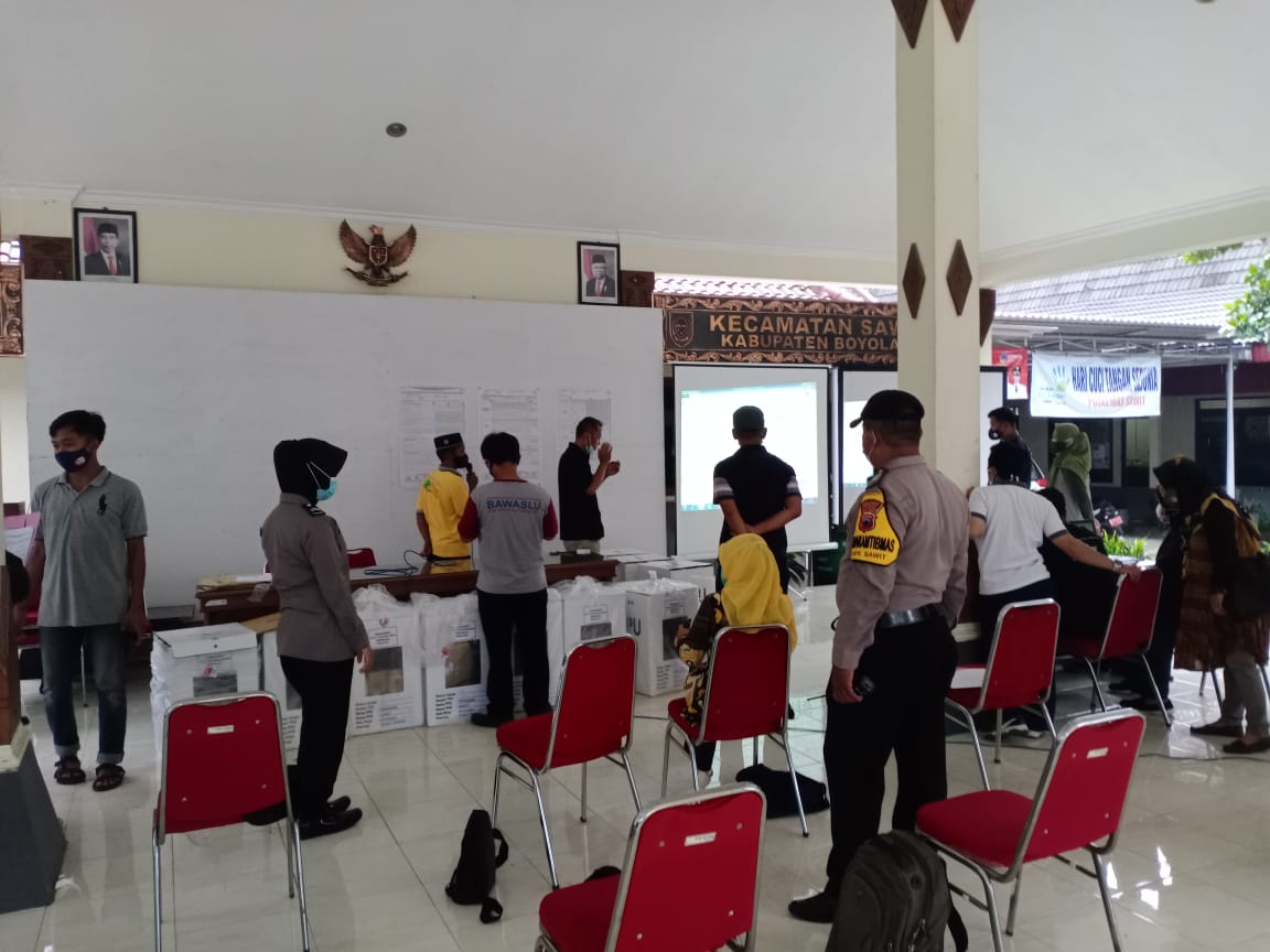 RAPAT PLENO REKAPITULASI PENGHITUNGAN SUARA PILKADA DI SAWIT BERJALAN LANCAR.