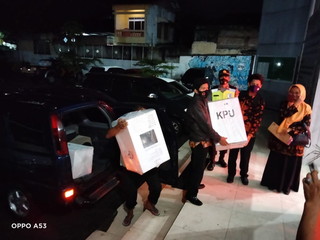 Kapolsek Musuk Polres Boyolali Bersama Anggota Kawal Kotak Surat Suara Hasil Rekapitulasi dari PPK Musuk Ke KPU Kabupaten Boyolali