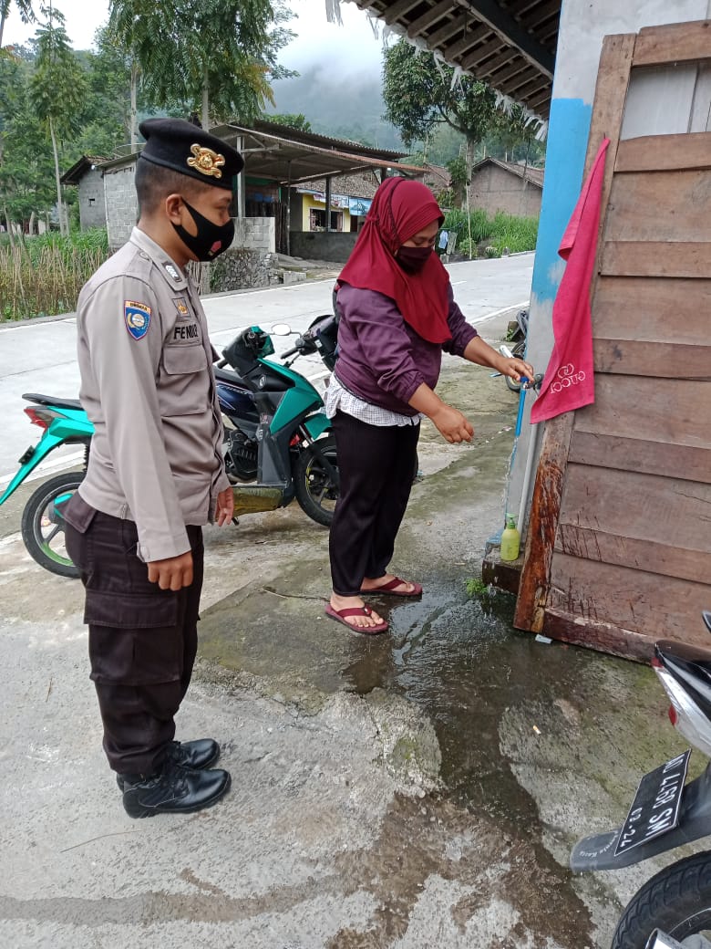 Polsek Selo Polres Boyolali Monitor Penyaluran Bantuan Sosial Sembako Program Bantuan Pangan Non Tunai