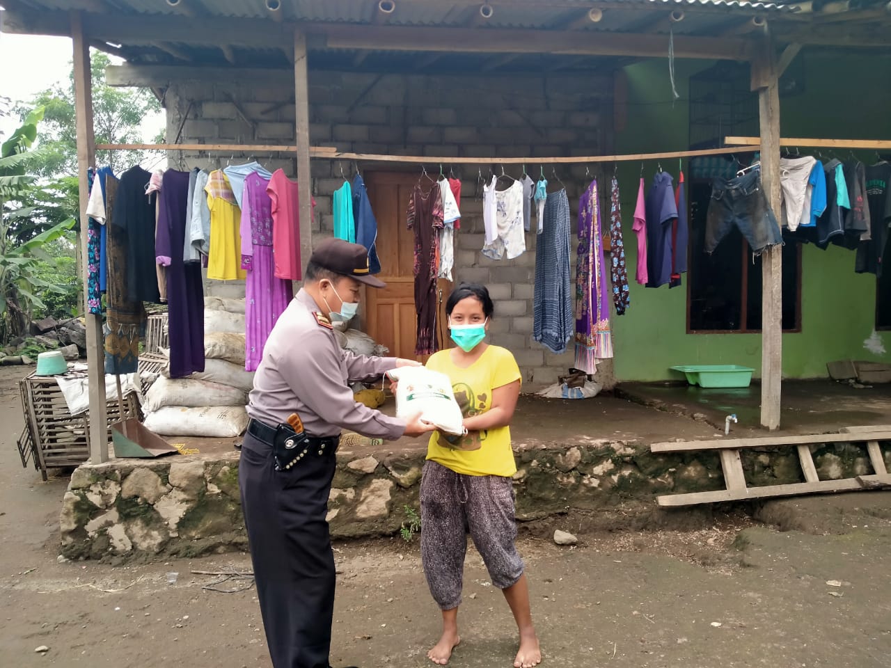 Bansos Penyaluran Beras Kepada Warga Terdampak Pandemi Covid-19 Oleh Polsek Musuk Polres Boyolali