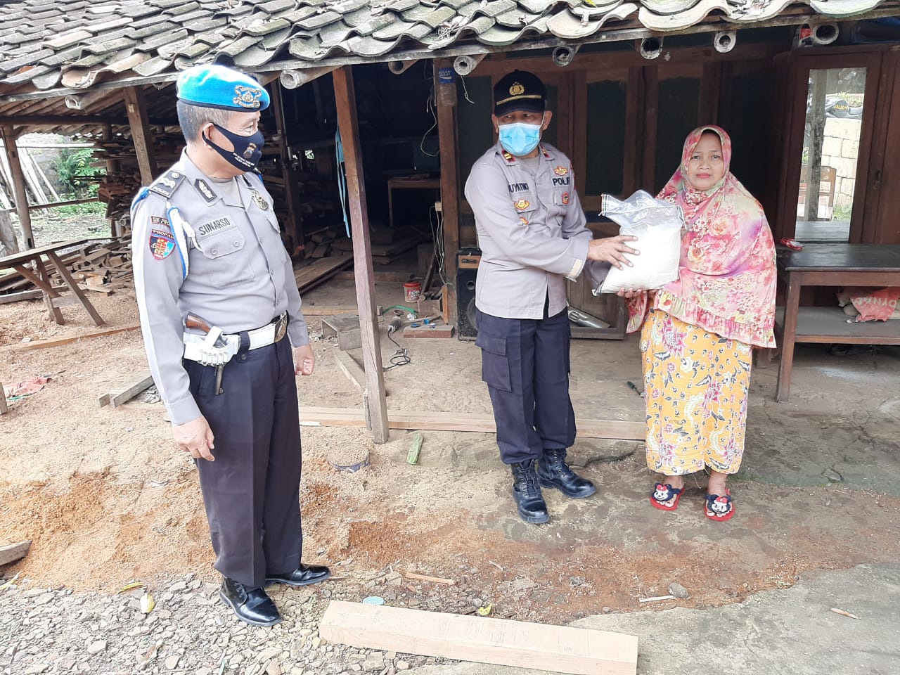 Penyaluran Bantuan Sosial Polres Boyolali  Kepada Warga Yang Berdampak Covid-19