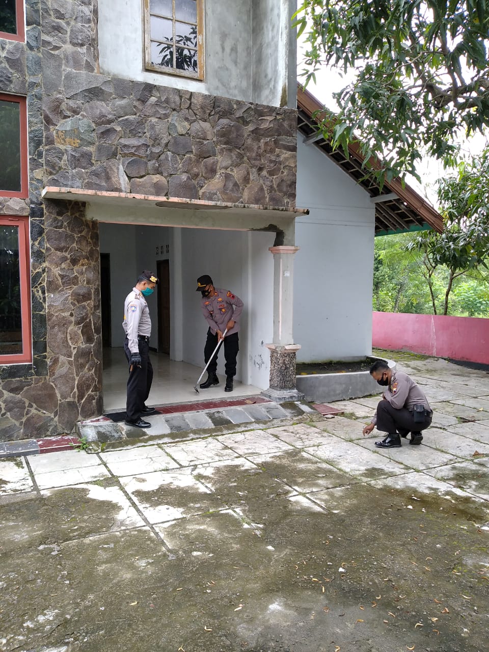 Kapolsek Sambi Iptu Sunarto, SH Bersama Anggota Bhakti Sosial Bersihkan Halaman Tempat Ibadah GKJ Induk Plaur Sambi