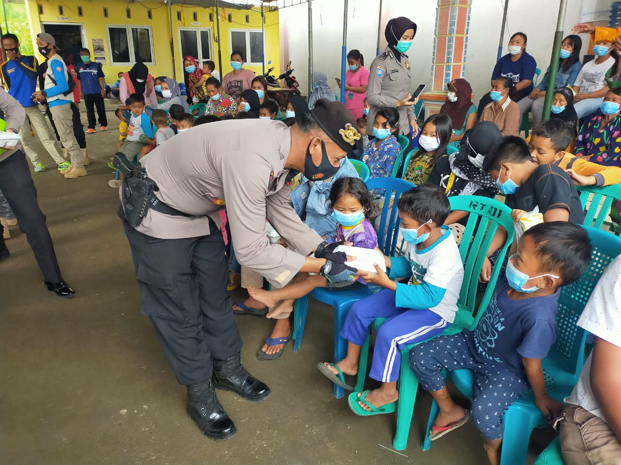 Peduli Masyarakat Lereng Gunung Merapi ( Dampak Erupsi Ditengah Pandemi Covid 19 ) Dit Lantas Dan Sat Brimob Polda Jateng Monitor Dapur Umum Lapangan Dalam Rangka Operasi Lilin Candi Tahun 2020