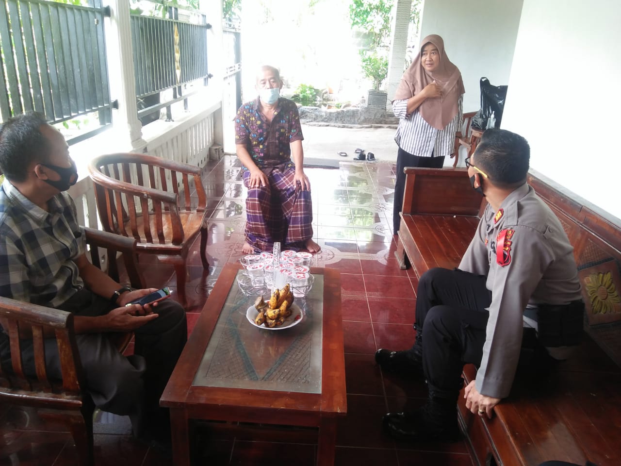 Kapolsek  bersama Anggota Besuk Wakapolsek Simo Iptu Mulyono Yang Sedang Sakit.