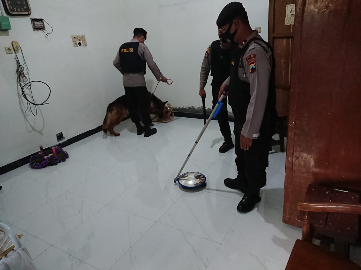 Sterilisasi Gereja HTB SP Maria Sebelum Misa Natal