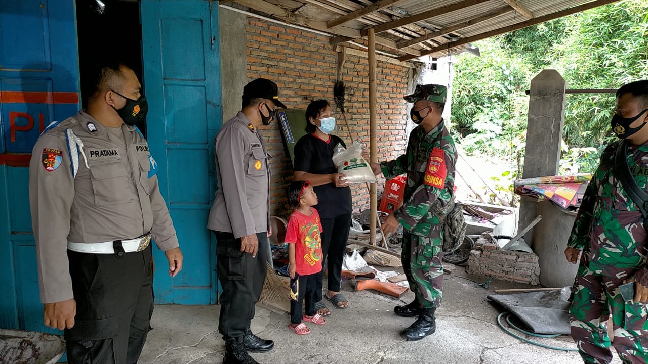 Koramil 17 Dan Polsek Wonosegoro Polres Boyolali Berbagi Sembako Beras