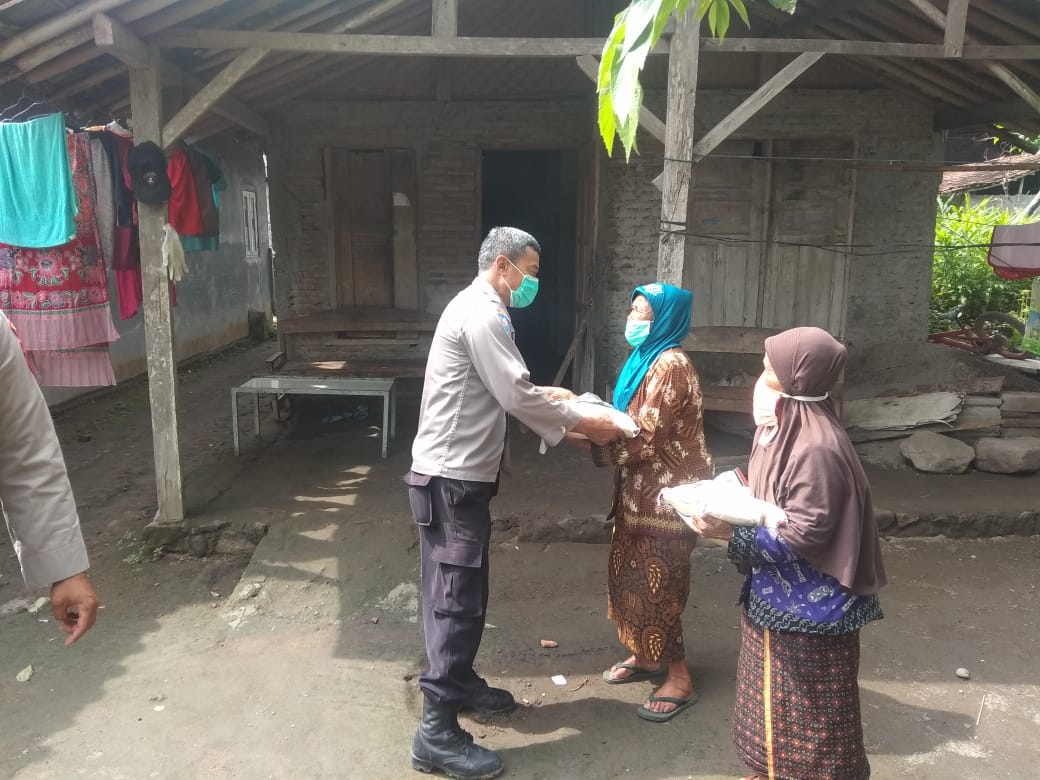 Polres Boyolali Salurkan Bantuan Beras Kepada Masyarakat Yang Terdampak Covid-19
