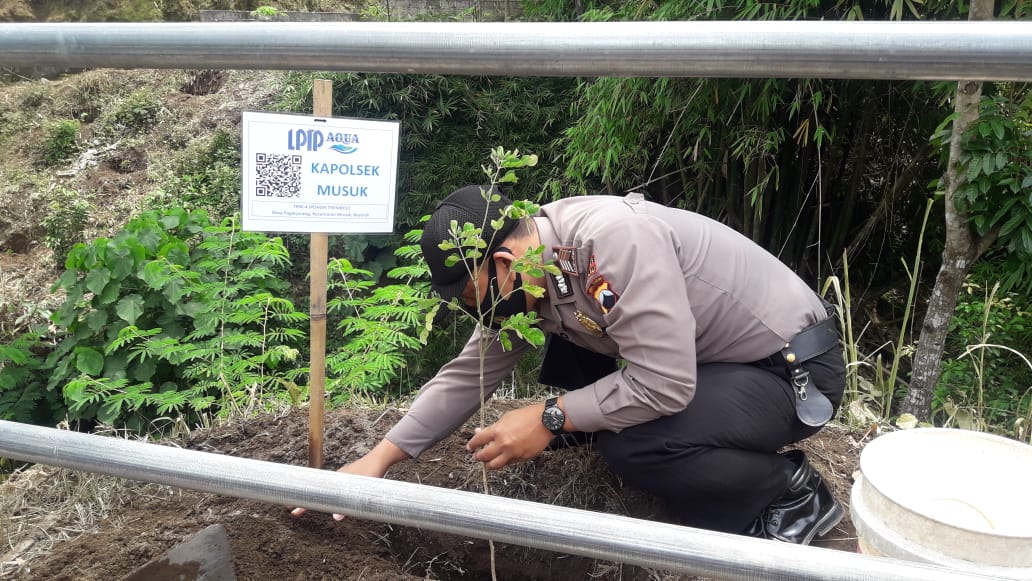 Polres Boyolali Dampingi Penanaman Pohon Tanaman Keras Dan Buah oleh PT. AQUA