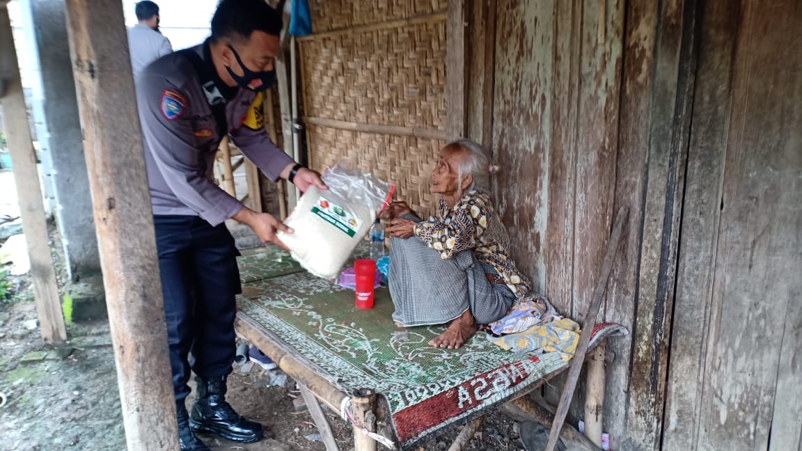 Kanit Binmas Bagi Bantuan Sosial Polres Boyolali dalam Rangka Polri Peduli Warga Terdampak Covid19 di Wilayah Kec. Ngemplak Kab. Boyolali.