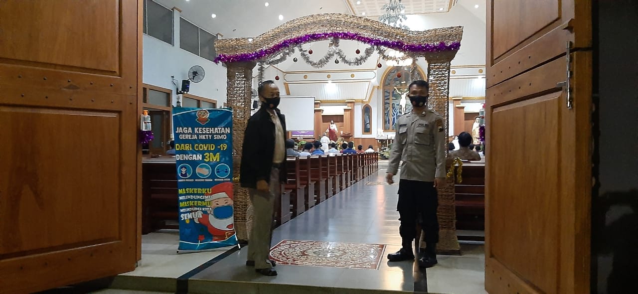 Polsek Simo Polres Boyolali Melaksanakan Pengamanan Ibadah Misa Tahun Baru di gereja Hati Kudus Tuhan Yesus Simo.